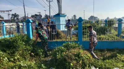 Koramil Galesong dan Warga Kompak Bersihkan Lapangan Larigau, Wujudkan Lingkungan Bersih dan Sehat