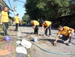 Polres Takalar Gotong Royong Perbaiki Jalan Berlubang, Wujud Kepedulian Nyata untuk Masyarakat