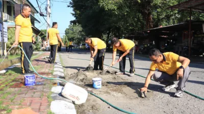 Polres Takalar Gotong Royong Perbaiki Jalan Berlubang, Wujud Kepedulian Nyata untuk Masyarakat