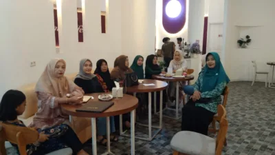 Hangatnya Kebersamaan, Ibu PKK Kecamatan Rumbia Gelar Halal Bihalal di Warkop Arumbi