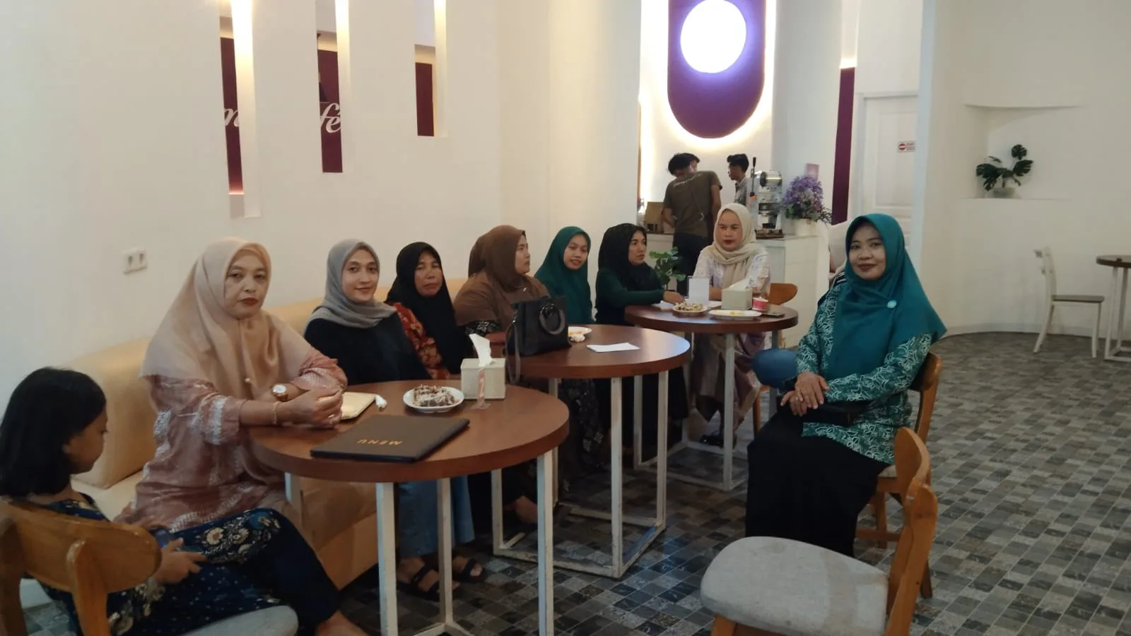 Hangatnya Kebersamaan, Ibu PKK Kecamatan Rumbia Gelar Halal Bihalal di Warkop Arumbi 1 Hangatnya Kebersamaan, Ibu PKK Kecamatan Rumbia Gelar Halal Bihalal di Warkop Arumbi