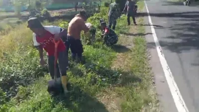 Koramil Marbo Bersama Warga Aktif Kerja Bakti Bersihkan Lingkungan