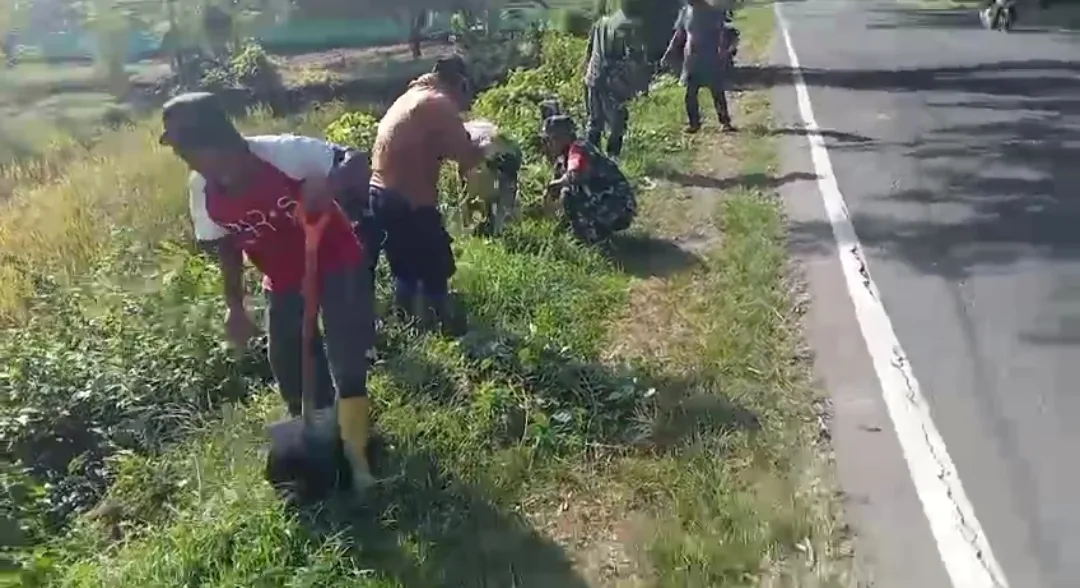 Koramil Marbo Bersama Warga Aktif Kerja Bakti Bersihkan Lingkungan 1 Koramil Marbo Bersama Warga Aktif Kerja Bakti Bersihkan Lingkungan