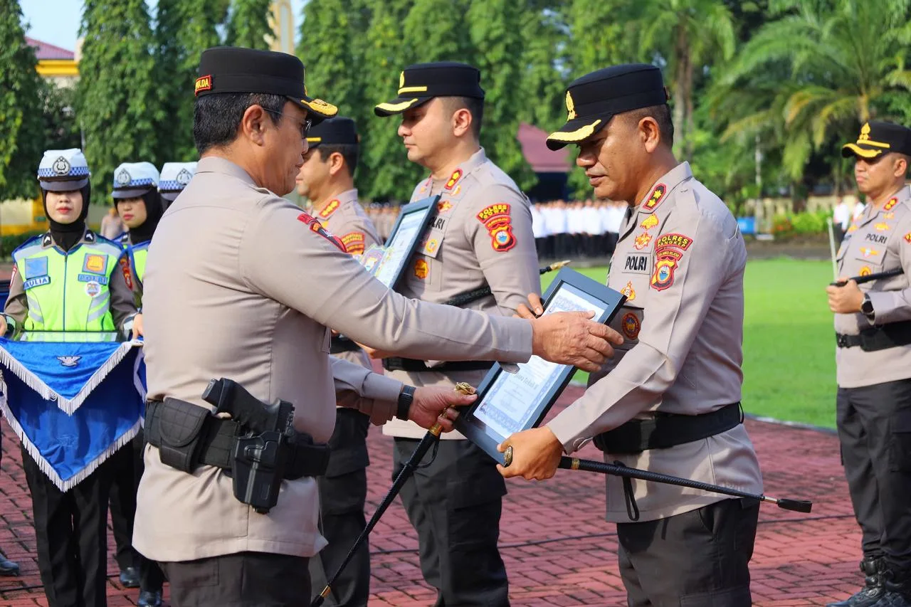 Penyerahan Penghargaan Pelaksanaan Operasi Ketupat 2026, Kapolda Sulsel Apresiasi Kinerja Polres Jajaran 1 Penyerahan Penghargaan Pelaksanaan Operasi Ketupat 2026, Kapolda Sulsel Apresiasi Kinerja Polres Jajaran