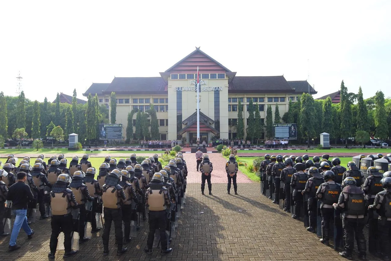 Kapolda Sulsel Pimpin Apel Siaga Kamtibmas dalam Rangka Antisipasi May Day dan Agenda Strategis Lainnya 1 Kapolda Sulsel Pimpin Apel Siaga Kamtibmas dalam Rangka Antisipasi May Day dan Agenda Strategis Lainnya