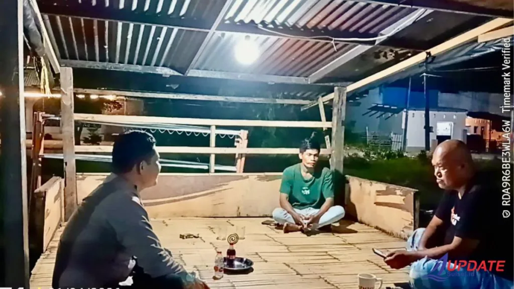 Bhabinkamtibmas Sambangi Pos Kamling, Ajak Warga Kaballokang Jaga Keamanan Bersama