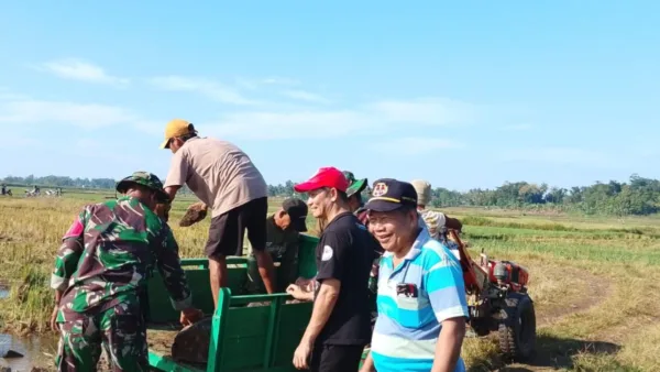 Jalan Tani Aman, Panen Lancar: TNI dan Masyarakat Desa Cakura Cor Talud Bareng di Jenelimbua