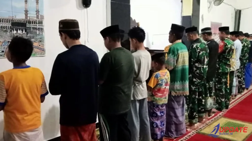 Perkuat Iman dan Kedekatan dengan Warga, Babinsa Koramil Polut Sambangi 3 Masjid Saat Subuh