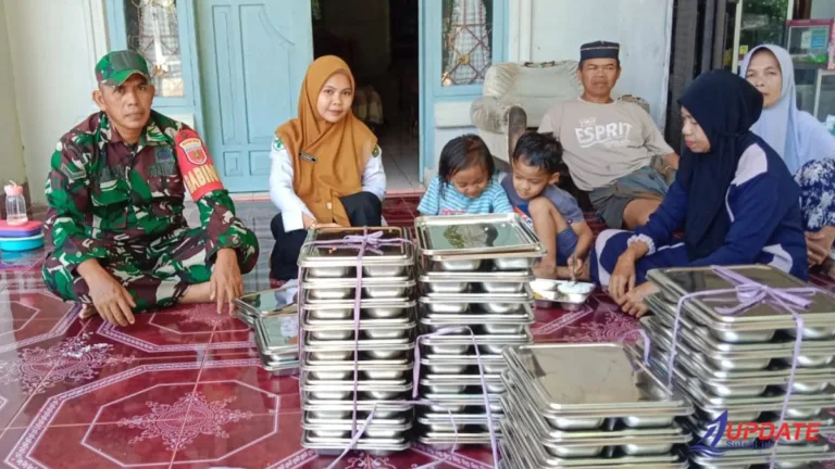 Babinsa Desa Lassang Dampingi Pendistribusian Makan Bergizi Gratis Untuk Siswa Sekolah