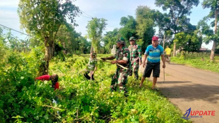 Personel Koramil Polsel Ajak Warga Kerja Bakti Bersihkan Selokan dan Bahu Jalan