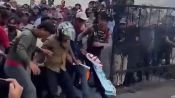 Tolak Kawasan Industri Laikang, Ratusan Massa Robohkan Pagar Kantor Bupati Takalar