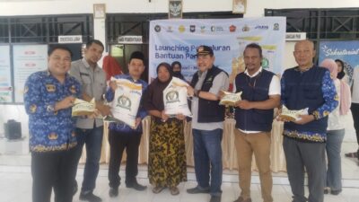 Launching Bantuan Pangan di Empoang, Warga Kurang Mampu Mulai Terima Sembako 6 Launching Bantuan Pangan di Empoang, Warga Kurang Mampu Mulai Terima Sembako