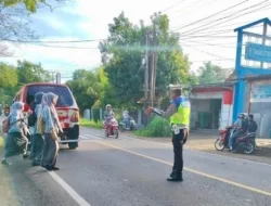 Humanis namun Tegas, Satlantas Polres Takalar Amankan Arus Pagi dan Lindungi Pelajar