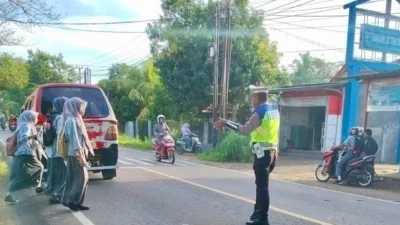 Humanis namun Tegas, Satlantas Polres Takalar Amankan Arus Pagi dan Lindungi Pelajar