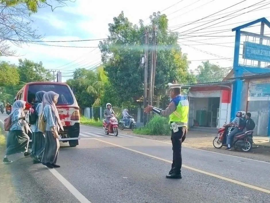 Humanis namun Tegas, Satlantas Polres Takalar Amankan Arus Pagi dan Lindungi Pelajar 1 Humanis namun Tegas, Satlantas Polres Takalar Amankan Arus Pagi dan Lindungi Pelajar