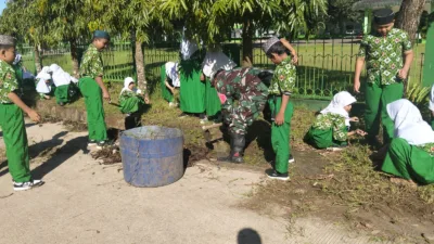 TNI dan Santri Bersatu, Koramil Polut Tanamkan Budaya Bersih Lewat Kerja Bakti