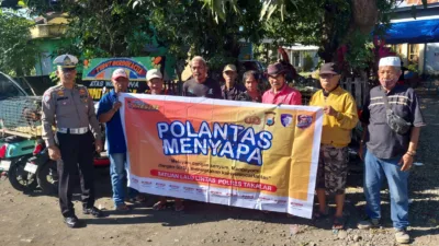 Satlantas Takalar Edukasi Warga di Pasar Lengkese, Gaungkan Tertib Lalu Lintas Lewat “Mappatabe”