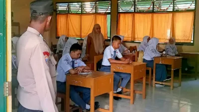 Polisi Kawal Pelaksanaan UAS di SMA Negeri 6 Takalar, Situasi Berlangsung Aman dan Kondusif