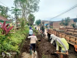 Personel Koramil Polsel Bersama Warga Gelar Kerja Bakti Bersihkan Saluran Air
