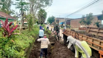 Personel Koramil Polsel Bersama Warga Gelar Kerja Bakti Bersihkan Saluran Air