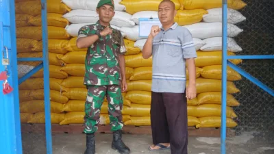 Piket Koramil Polut Pantau Gudang Bulog Untuk Memastikan Stok Beras