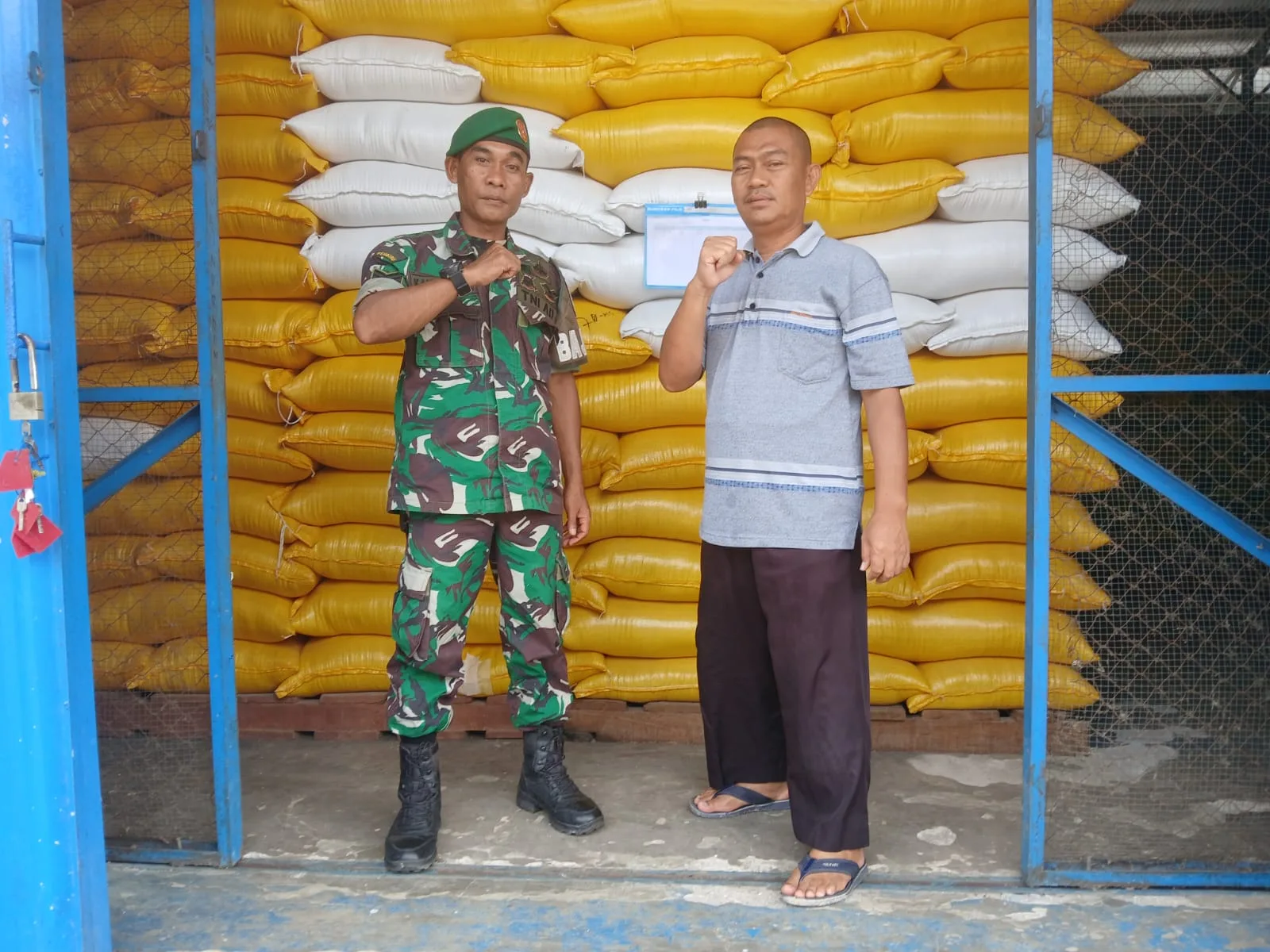 Piket Koramil Polut Pantau Gudang Bulog Untuk Memastikan Stok Beras