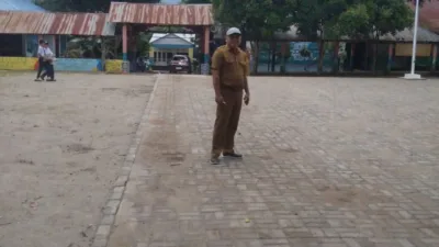 SMPN 1 Rumbia Percantik Lingkungan Sekolah, Paving Blok Baru Tingkatkan Kenyamanan Siswa
