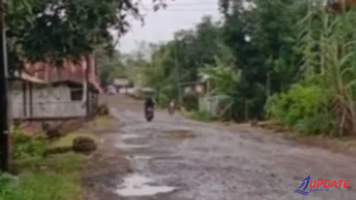Warga Bulukunyi Mengeluh, Jalan Rusak Parah Ganggu Aktivitas Harian