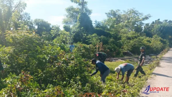 Peduli Lingkungan, TNI dan Warga Laikang Gotong Royong Bersihkan Jalan Desa Punaga