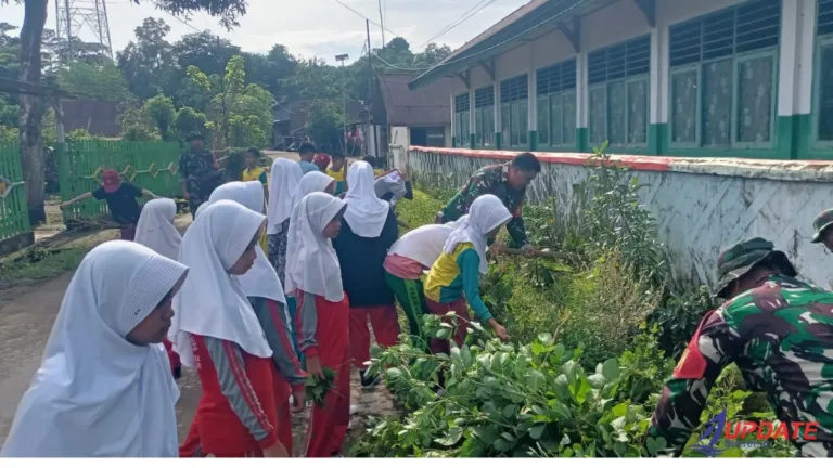 Koramil Polut Tanamkan Budaya Bersih Sejak Dini, Siswa SD di Palleko Antusias Kerja Bakti