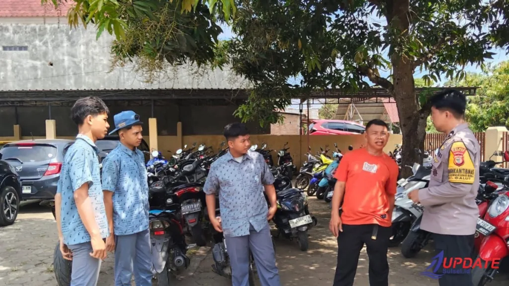 Bhabinkamtibmas Sawakung Beba Gencarkan Patroli Dialogis, Sasar Pelajar Tekan Kenakalan Remaja