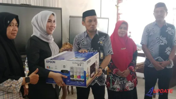 Anggota DPRD Sulsel Serahkan Bantuan di SMAN 2 Takalar