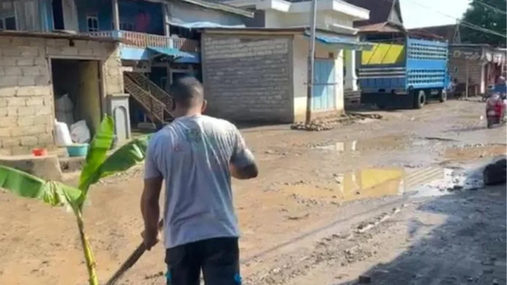 Warga Tanam Pohon Pisang di Jalan Rusak Tolo–Malakaji, Sindir Janji Perbaikan yang Tak Kunjung Terealisasi