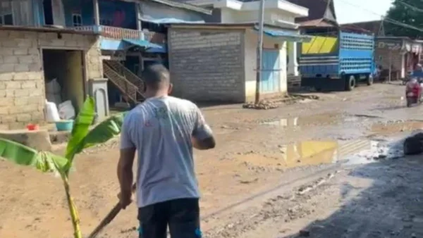 Warga Tanam Pohon Pisang di Jalan Rusak Tolo–Malakaji, Sindir Janji Perbaikan yang Tak Kunjung Terealisasi