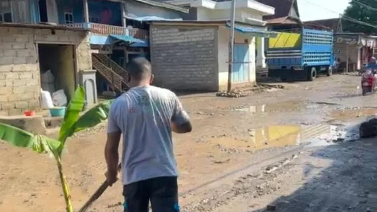 Warga Jeneponto tanam pisang dijalan 20260426 210811 0000 l Update Sulsel