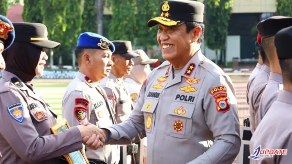 Wujud Apresiasi Kinerja, Kapolda Sulsel Berikan Penghargaan kepada Personel Berprestasi