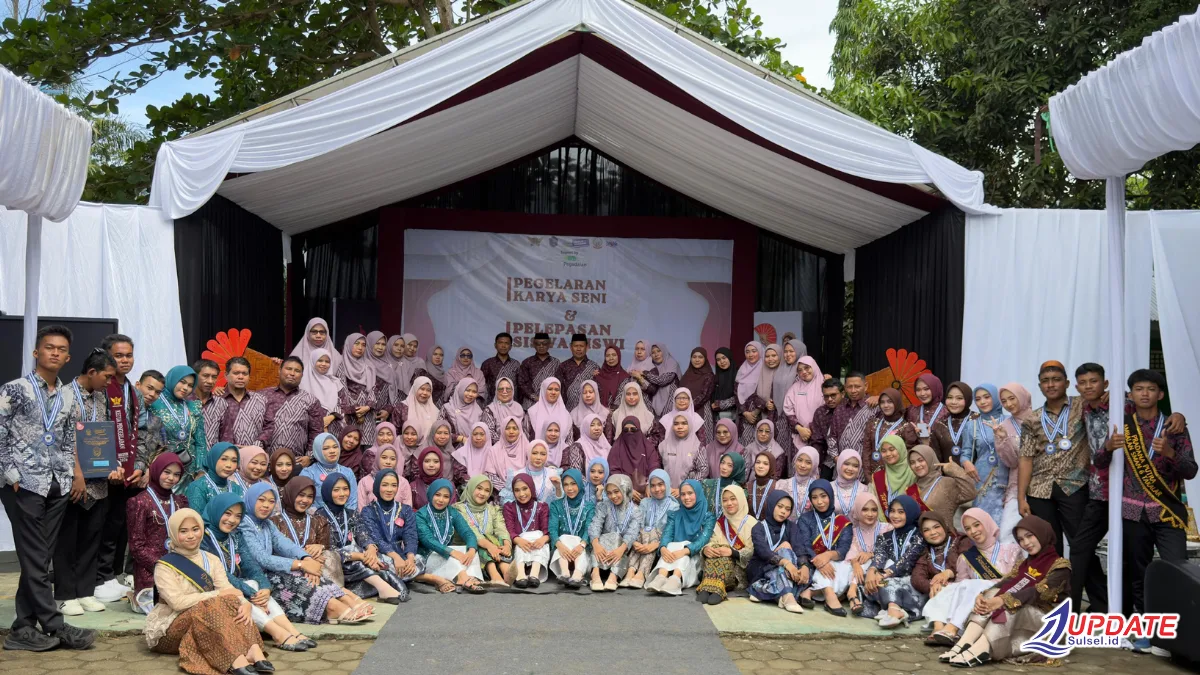 Suasana Haru Selimuti SMA Negeri 6 Takalar, 172 Siswa Akhiri Perjalanan Putih Abu-Abu. 1 Suasana Haru Selimuti SMA Negeri 6 Takalar, 172 Siswa Akhiri Perjalanan Putih Abu-Abu.