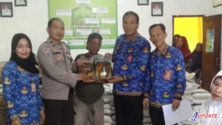 Kelurahan Pappa Salurkan 334 Paket Beras dan Minyak Goreng untuk Warga Kurang Mampu