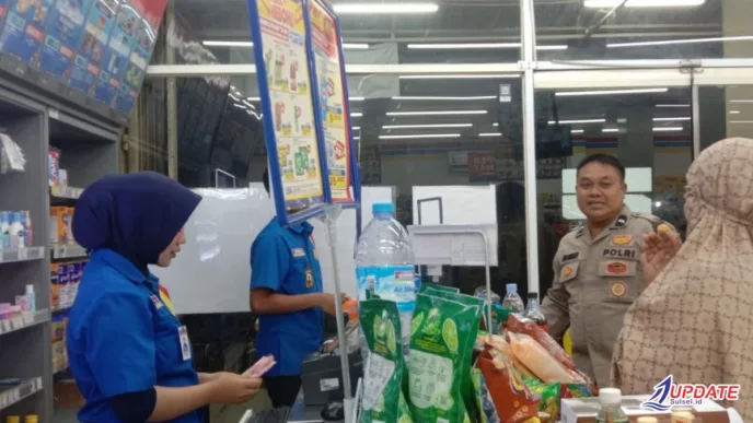 Sambang Malam di Mini Market, Bhabinkamtibmas Desa Tarembang Perkuat Sinergi Kamtibmas Bersama Warga