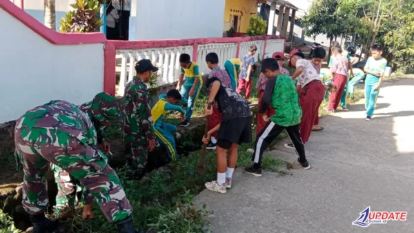 Ajarkan Gotong Royong Sejak Dini: Koramil Polut Ajak Siswa SDN 206 Palleko Kerja Bakti Bersihkan Saluran Air