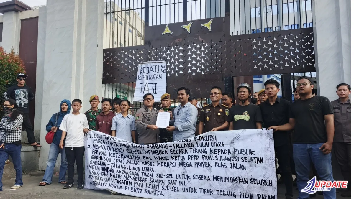 Ratusan Demonstran Kepung Kejati Sulsel, Desak Bongkar Dugaan Fee Rp6 Miliar Proyek Jalan Sabbang–Tallang