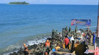 Karya Bakti Peringati HUT Ke-69 Kodam XIV Hasanuddin, Kodim 1426 Takalar Bersihkan Pesisir Pantai Boddia
