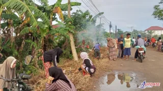 Babinsa Koramil Galesong Bersama Aparat Desa dan Warga Gelar Karya Bakti Pembersihan Selokan