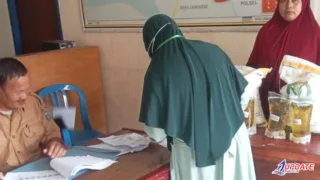 Haru dan Penuh Syukur, Warga Kelurahan Mangadu Sambut Bantuan Beras dan Minyak Goreng