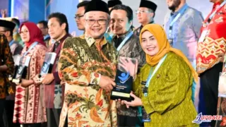 Menteri Abdul Mu’ti Serahkan Penghargaan Nasional kepada Bupati Sinjai di Hardiknas 2026