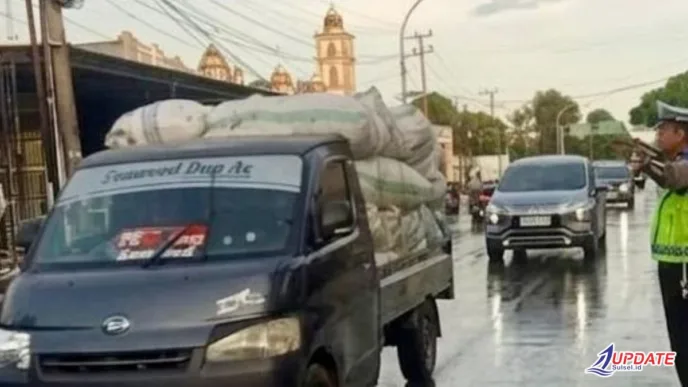 Satlantas Polres Takalar Tetap Siaga di Tengah Hujan, Arus Lalu Lintas Dipastikan Aman dan Lancar