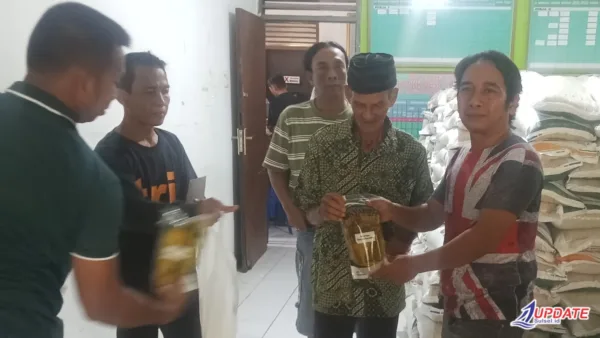 Sekdes Lengkese Turun Langsung Pantau Bantuan Pangan 2026, Warga Mengaku Sangat Terbantu
