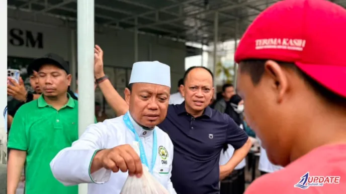 Ustaz Das’ad Latif Bagikan 2.500 Paket Kurban untuk Warga Makassar