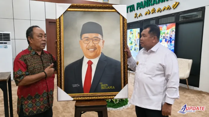 Bupati Takalar Terima Lukisan 20260616 072713 0000 l Update Sulsel