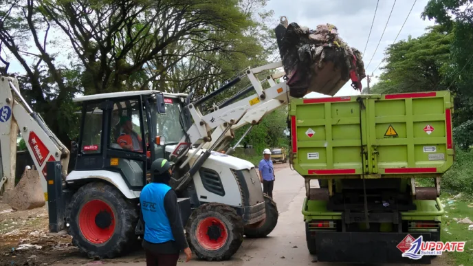 Di Tengah Keterbatasan, DLH Pangkep Tetap Berjuang Menjaga Kebersihan dan Keindahan Daerah 7 DLH PANGKEP 20260604 150922 0000 l Update Sulsel